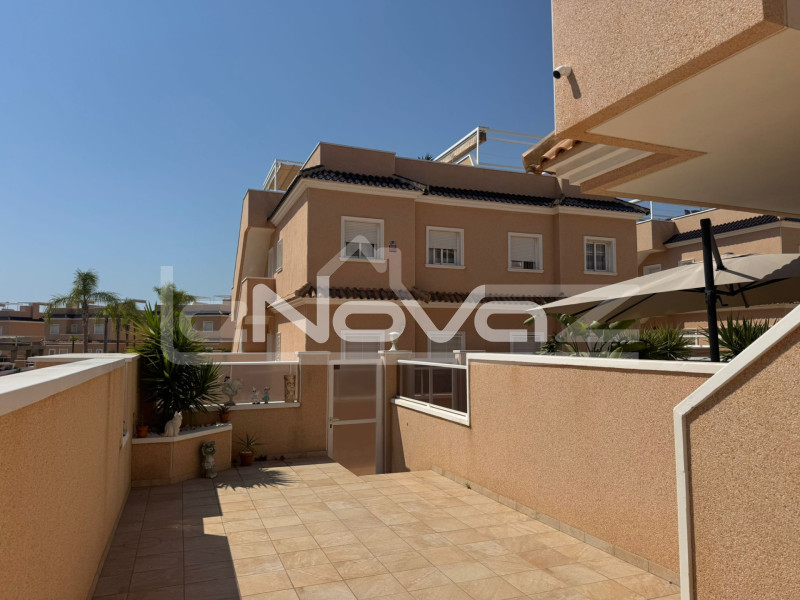 Kétszintes, két hálószobás bungaló Lomas de Cabo Roigban. #2022
