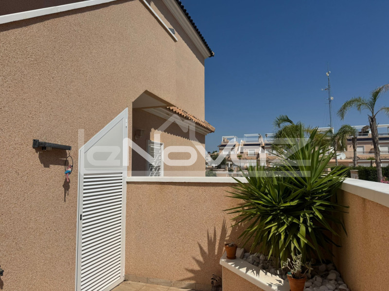 Kétszintes, két hálószobás bungaló Lomas de Cabo Roigban. #2022
