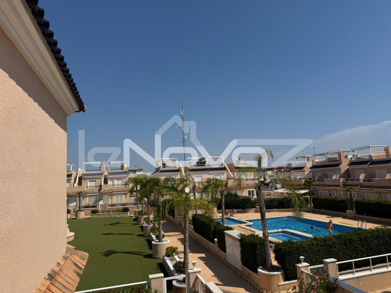 Kétszintes, két hálószobás bungaló Lomas de Cabo Roigban. #2022