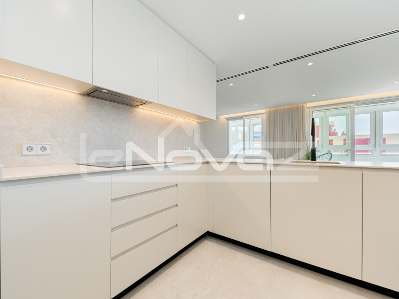 Penthouse on the first line of the beach in Torrevieja. #2023