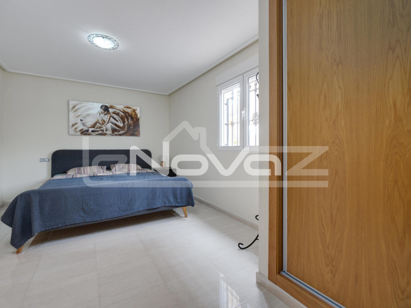 Felújított 3 hálószobás bungaló Los Dolsesben. #2034