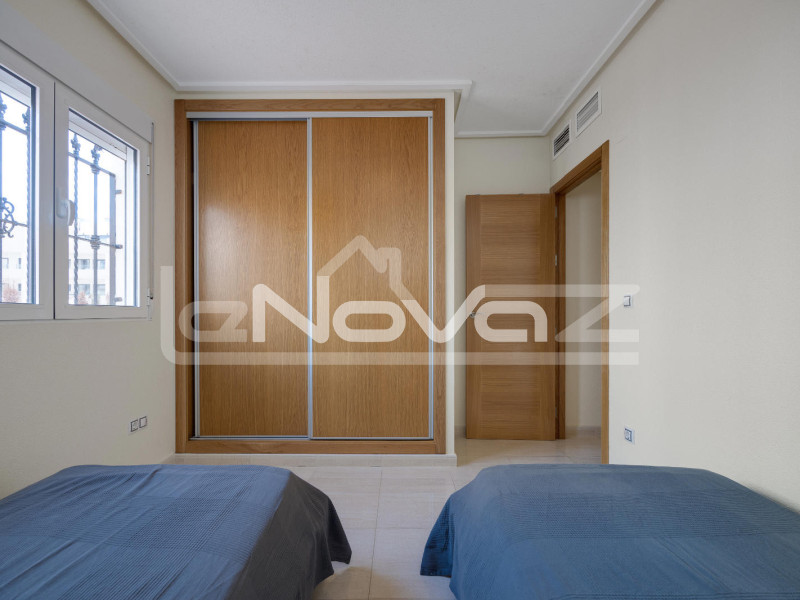 Felújított 3 hálószobás bungaló Los Dolsesben. #2034