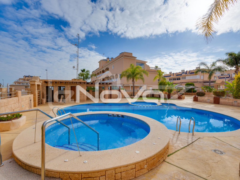 Felújított 3 hálószobás bungaló Los Dolsesben. #2034