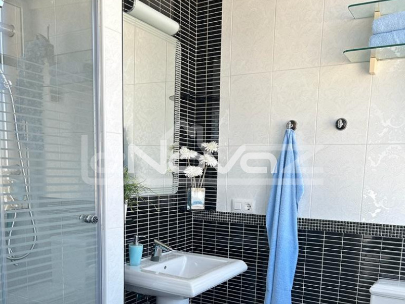 Incredible penthouse with 3 bedrooms, 3 bathrooms, huge solarium with breathtaking sea views 200m from the beach in La Zenia.. #2039