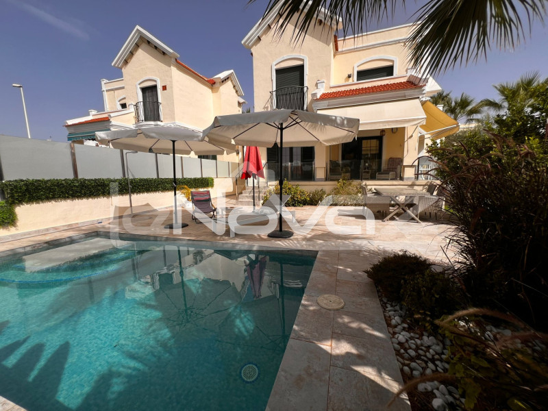 Відремонтована окрема вілла в Лос-Дольсес з приватним басейном та видом на море. #2043