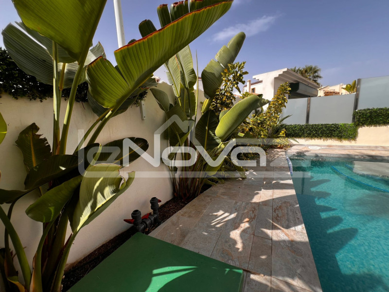 Відремонтована окрема вілла в Лос-Дольсес з приватним басейном та видом на море. #2043