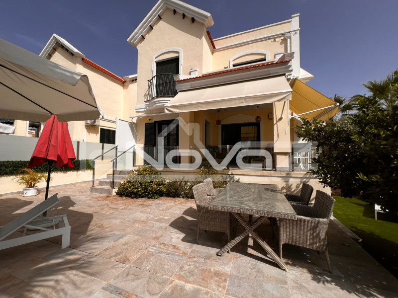 Відремонтована окрема вілла в Лос-Дольсес з приватним басейном та видом на море. #2043