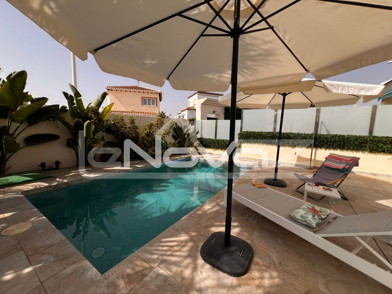 Відремонтована окрема вілла в Лос-Дольсес з приватним басейном та видом на море. #2043