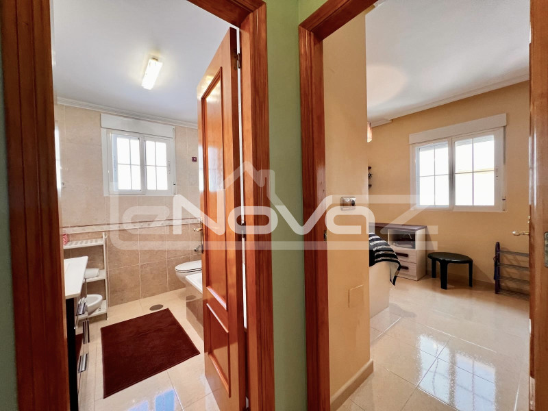 Дуже затишна квартира на другому поверсі з двома спальнями. #2049