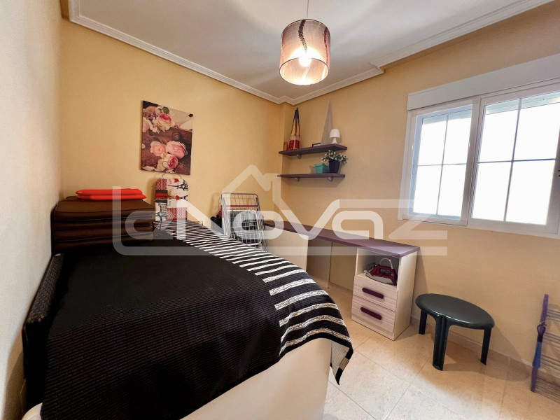 Дуже затишна квартира на другому поверсі з двома спальнями. #2049