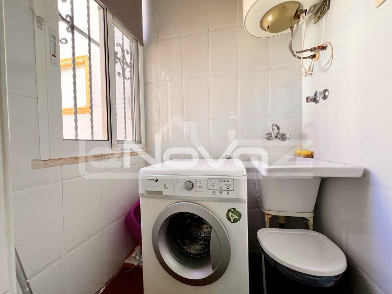 Дуже затишна квартира на другому поверсі з двома спальнями. #2049