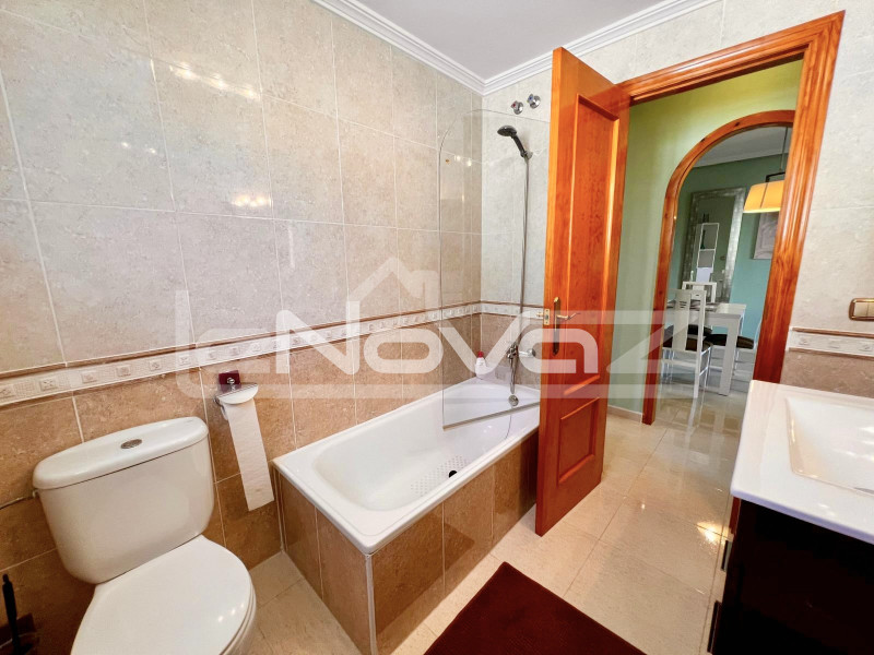 Дуже затишна квартира на другому поверсі з двома спальнями. #2049