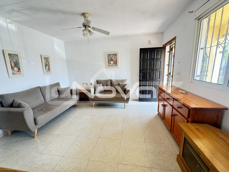 Ground-floor bungalow with garden and communal pool in Villamartín. #2052