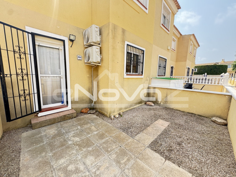 Ground-floor bungalow with garden and communal pool in Villamartín. #2052