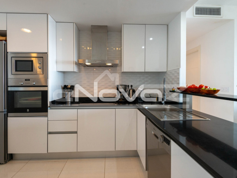 Appartement de luxe au cinquième étage avec balcons magnifiques et vue imprenable sur la Méditerranée. #2071