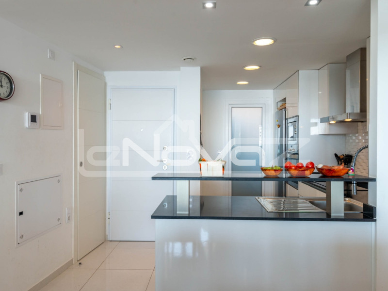 Appartement de luxe au cinquième étage avec balcons magnifiques et vue imprenable sur la Méditerranée. #2071