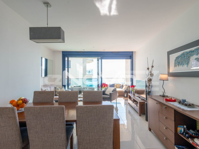 Appartement de luxe au cinquième étage avec balcons magnifiques et vue imprenable sur la Méditerranée. #2071