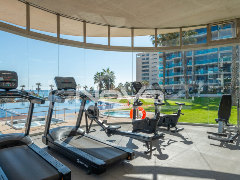 Appartement de luxe au cinquième étage avec balcons magnifiques et vue imprenable sur la Méditerranée. #2071