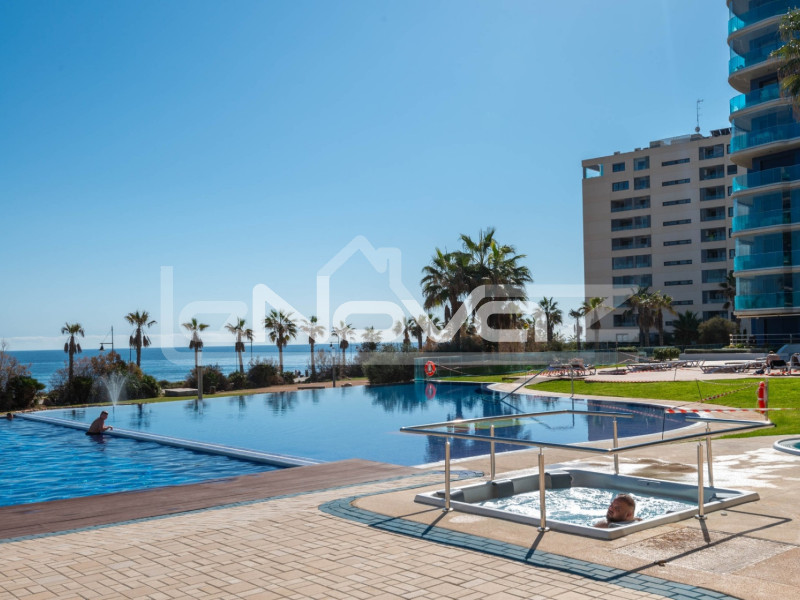 Appartement de luxe au cinquième étage avec balcons magnifiques et vue imprenable sur la Méditerranée. #2071