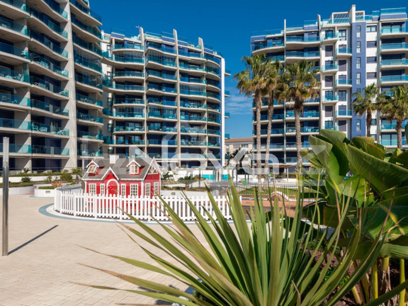 Appartement de luxe au cinquième étage avec balcons magnifiques et vue imprenable sur la Méditerranée. #2071