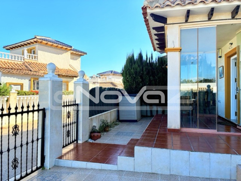 Háromszintes bungaló Lomas De Cabo Roigban. #2072