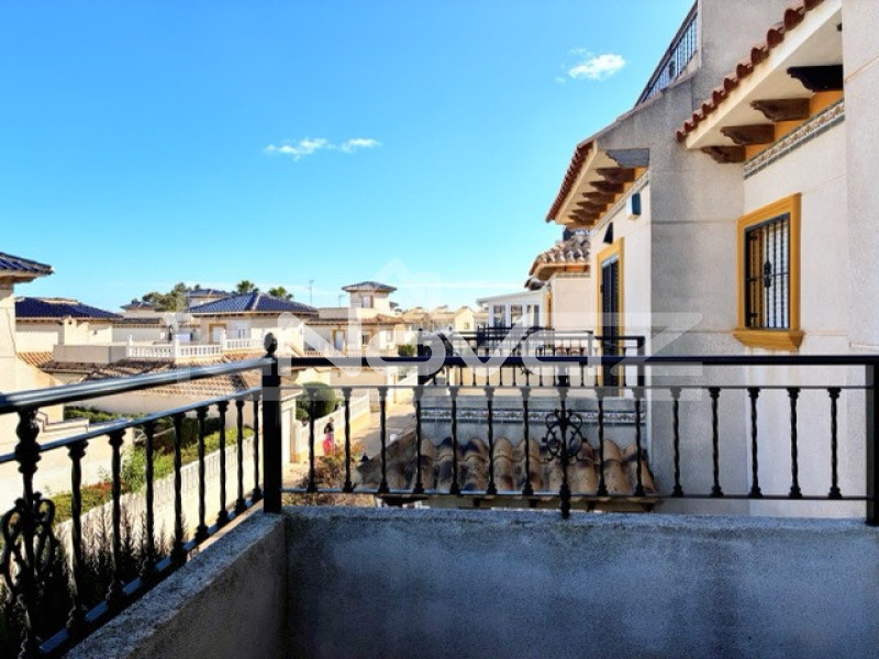 Háromszintes bungaló Lomas De Cabo Roigban. #2072