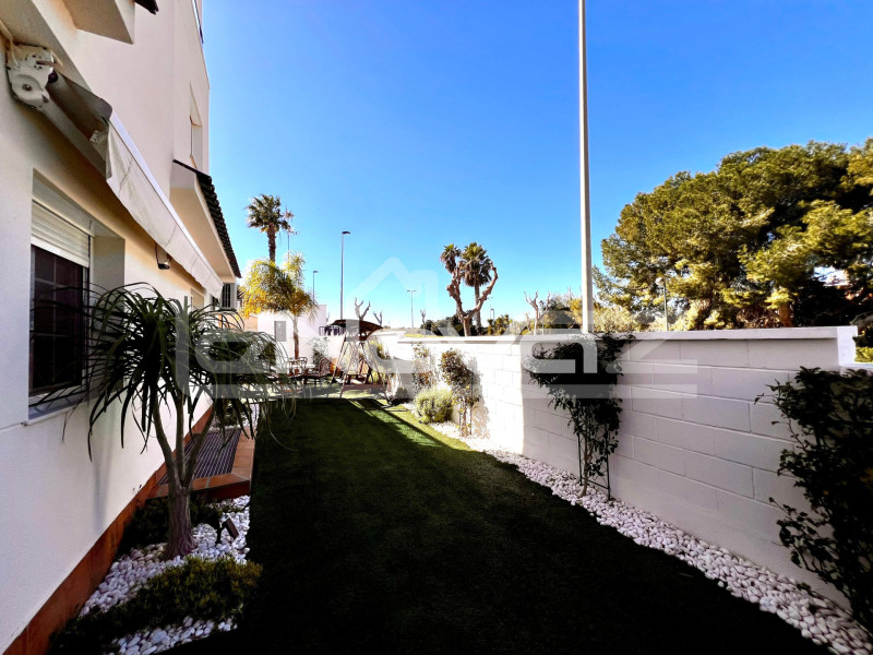 Світла кутова квартира на першому поверсі лише за 700 м від моря – Mil Palmeras. #2080