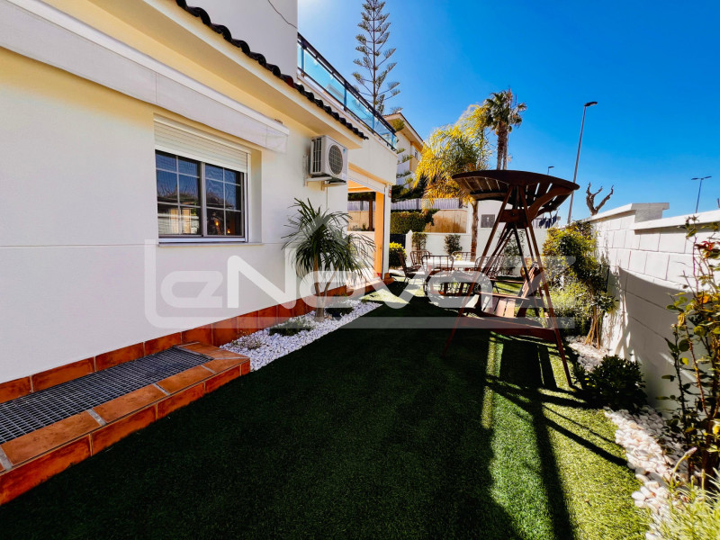 Світла кутова квартира на першому поверсі лише за 700 м від моря – Mil Palmeras. #2080