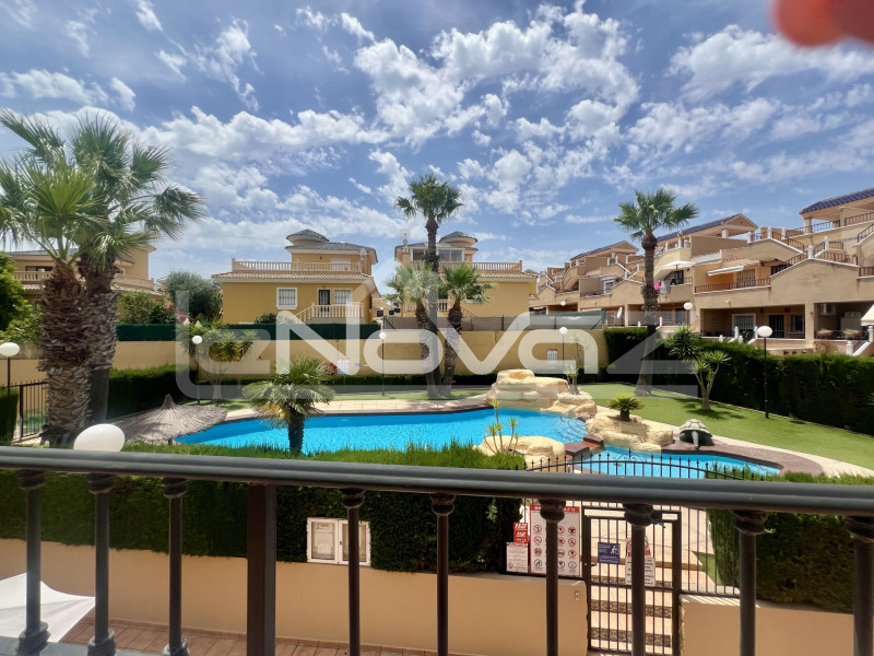 Bungalow au dernier étage avec terrasse et solarium couvert. Villamartin. #2106