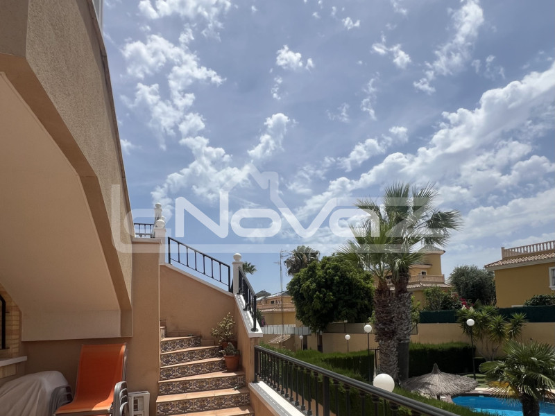 Bungalow au dernier étage avec terrasse et solarium couvert. Villamartin. #2106