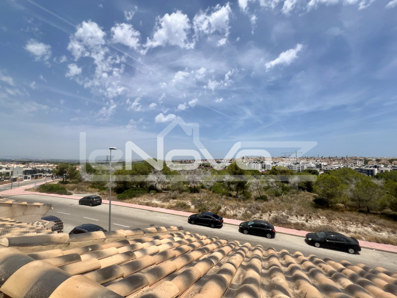 Bungalow au dernier étage avec terrasse et solarium couvert. Villamartin. #2106