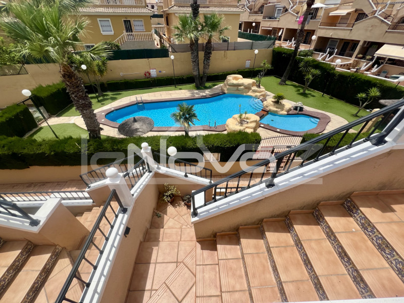 Bungalow au dernier étage avec terrasse et solarium couvert. Villamartin. #2106