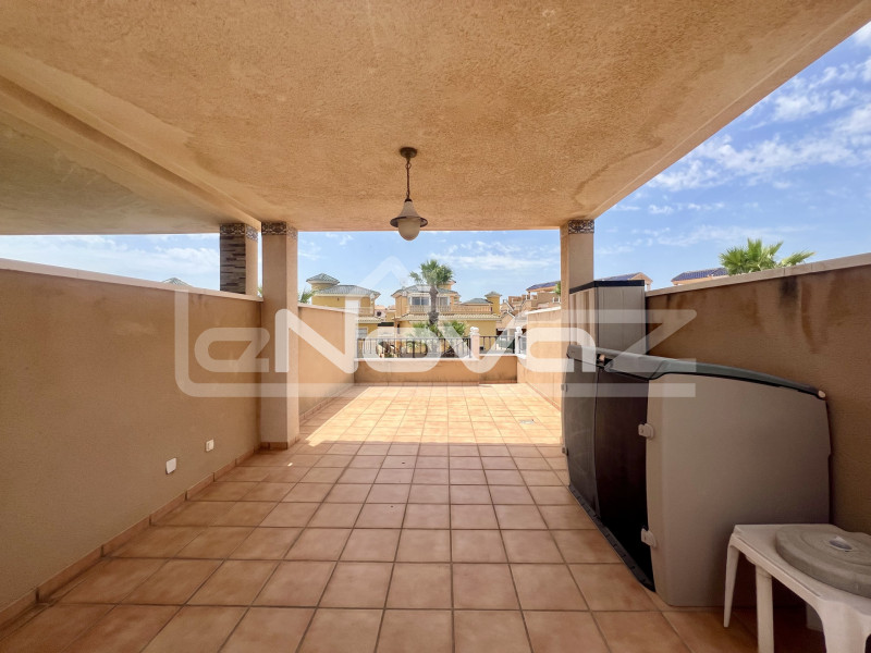 Bungalow au dernier étage avec terrasse et solarium couvert. Villamartin. #2106
