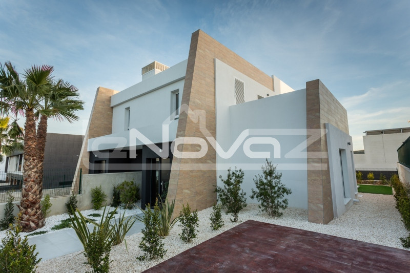 Villa with three bedrooms in Alicante. #674