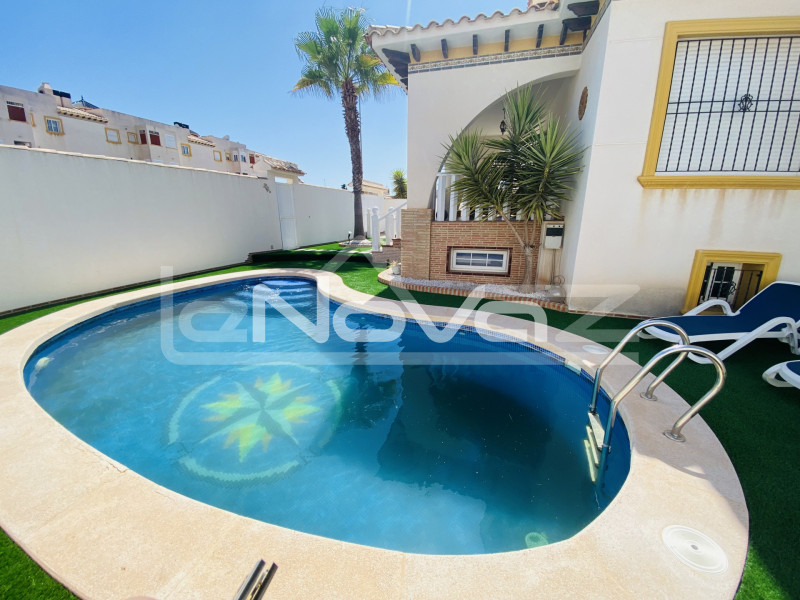 Потрясающая вилла с 5 спальнями, частным бассейном и соляриумом с видом на море в Lomas de Cabo Roig. #820
