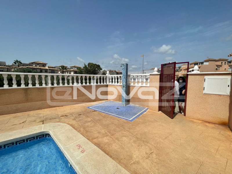 Двухэтажное бунгало с 2 спальнями с приватным садом и соляриумом в Playa Flamenca. #906