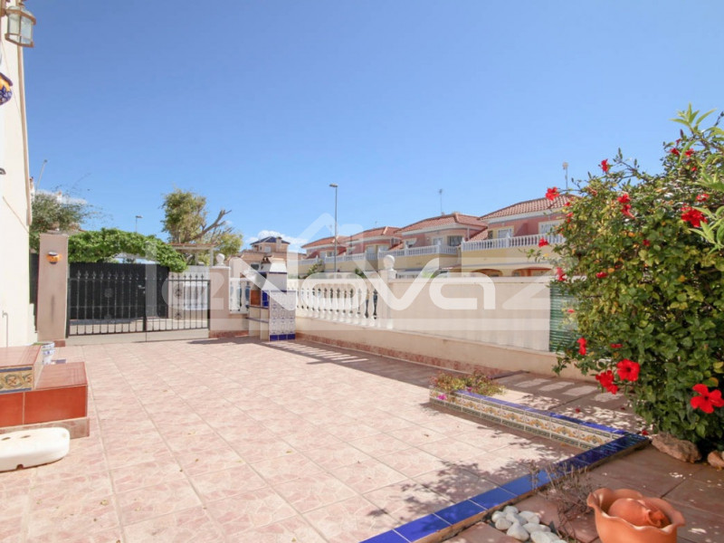 Красивое угловое бунгало с 2 спальнями, садом и соляриумом в Lomas de Cabo Roig.. #921