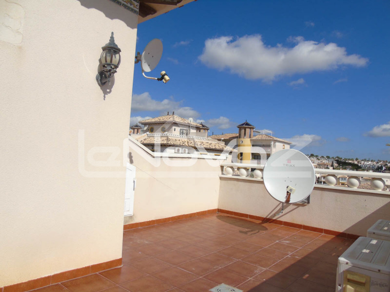 Невероятная смежная вилла с 2 спальнями, садом и соляриумом с видом на море в Lomas de Cabo Roig.. #924