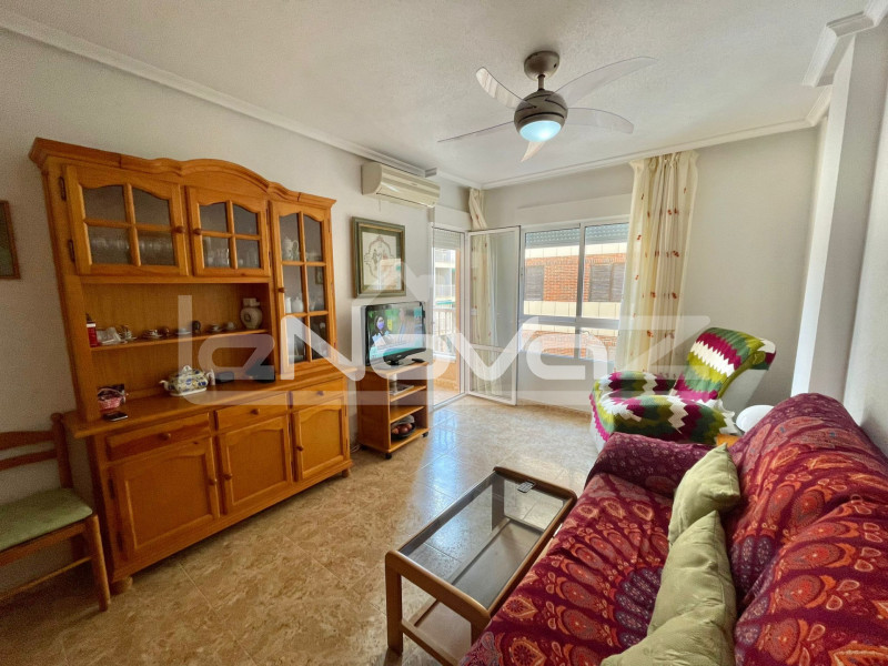 Впечатляющая квартира с 2 спальнями, террасой и видом на море всего в 100 м от пляжа в Torrevieja.. #934