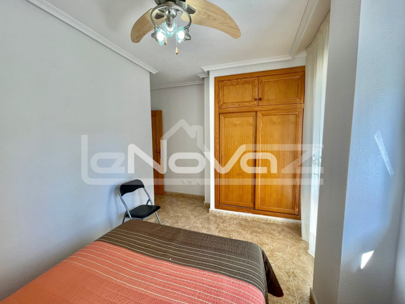 Впечатляющая квартира с 2 спальнями, террасой и видом на море всего в 100 м от пляжа в Torrevieja.. #934