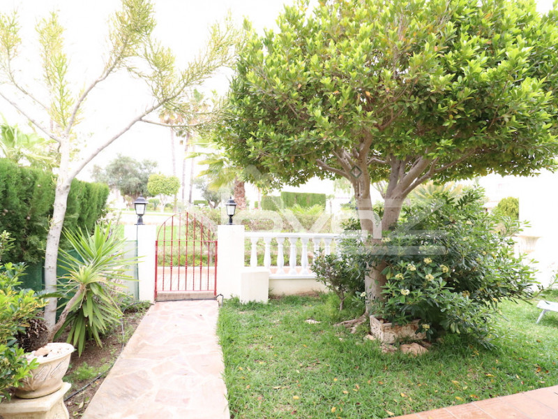Чудесное бунгало с 2 спальнями и просторным собственным садом в Playa Flamenca.. #937