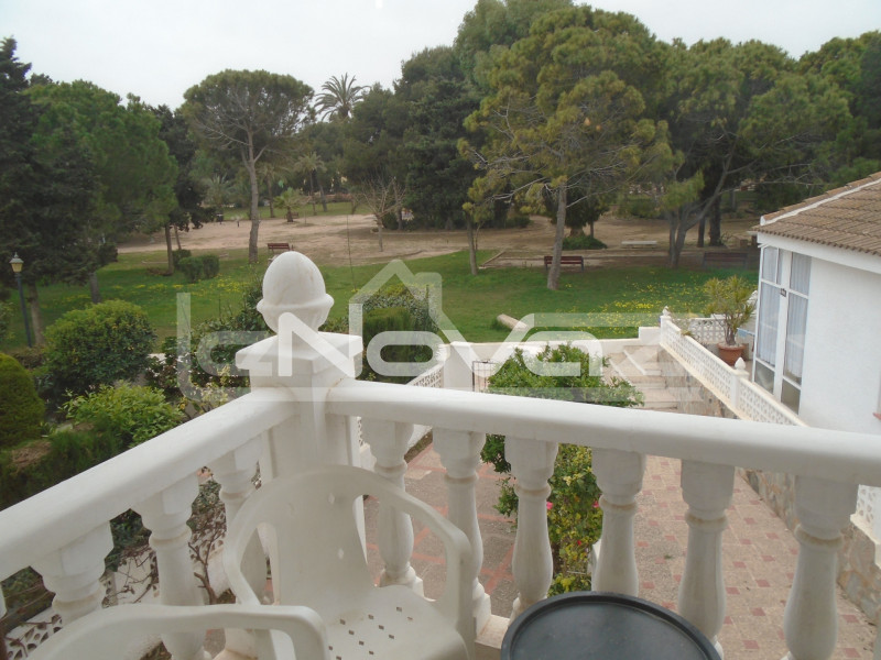 Бунгало с 2 спальнями и террасой с видом на парк в 500 м до пляжа в La Zenia.. #972