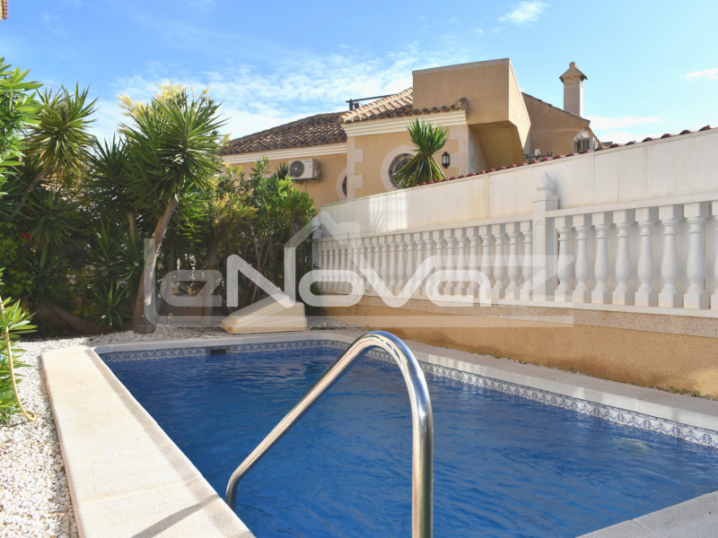 Великолепное двухэтажное бунгало с 3 спальнями с садом и частным бассейном в Playa Flamenca.. #988