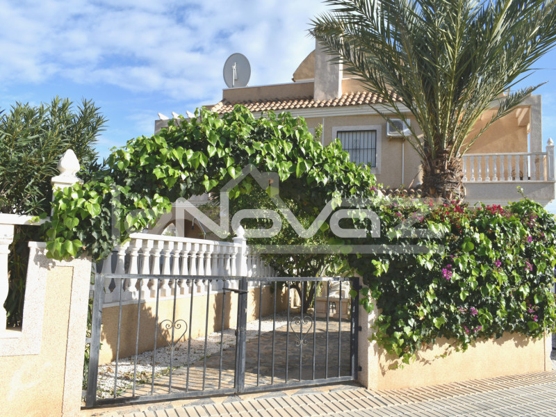 Великолепное двухэтажное бунгало с 3 спальнями с садом и частным бассейном в Playa Flamenca.. #988