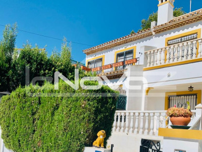 Duplex bungalow with 2 bedrooms and a private solarium with sea views in a stunningly beautiful urbanization in Villamartin.