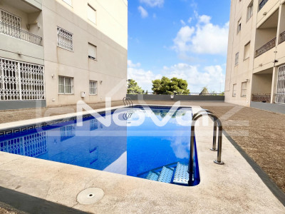 Fantastic 1 bedroom apartment with communal pool close to amenities such as bars, shops and restaurants.