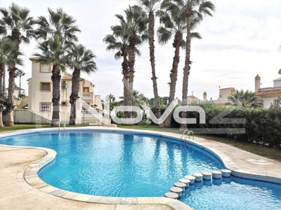 Cozy Mediterranean-style apartment with 2 bedrooms and 2 terraces in Villamartin.