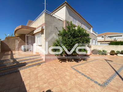 House with 3 bedrooms and 2 bathrooms in Cabo Roig