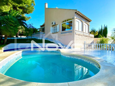 Incredible villa with large private area in Cabo Roig