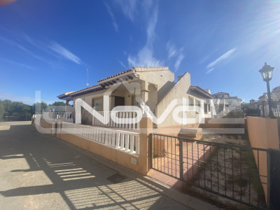 Bungalow with 2 bedrooms and private solarium in Lomas de Cabo Roig